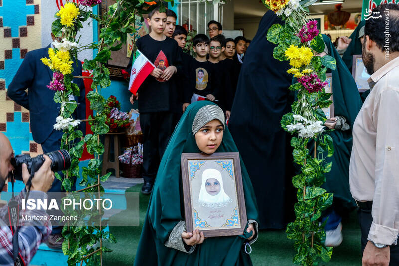 عکس/ نواختن زنگ آغاز سال تحصیلی توسط وزیر در تهران