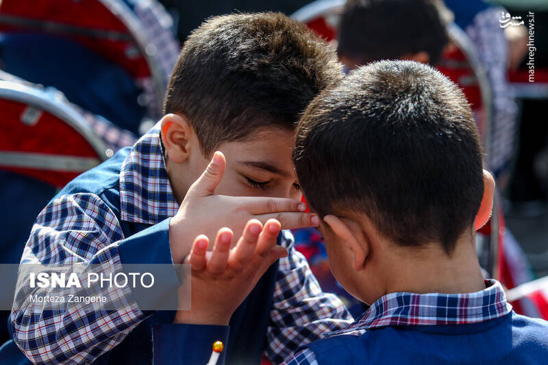 عکس/ نواختن زنگ آغاز سال تحصیلی توسط وزیر در تهران