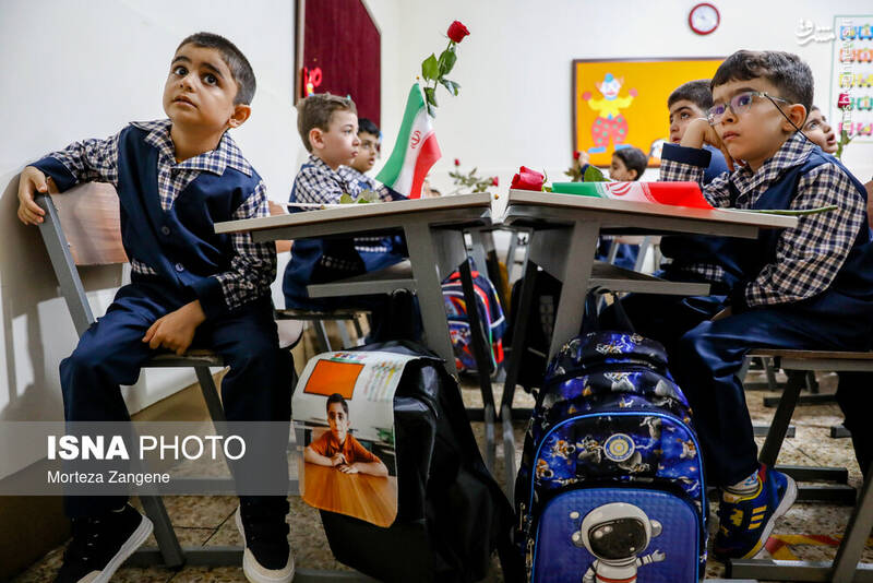 عکس/ نواختن زنگ آغاز سال تحصیلی توسط وزیر در تهران
