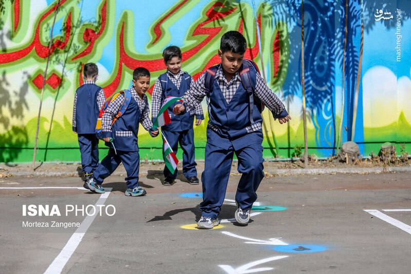 عکس/ نواختن زنگ آغاز سال تحصیلی توسط وزیر در تهران