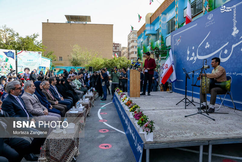 عکس/ نواختن زنگ آغاز سال تحصیلی توسط وزیر در تهران