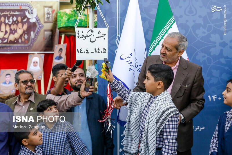 عکس/ نواختن زنگ آغاز سال تحصیلی توسط وزیر در تهران