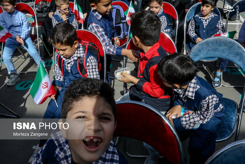 عکس/ نواختن زنگ آغاز سال تحصیلی توسط وزیر در تهران