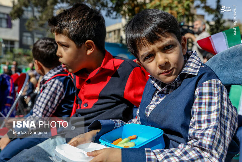 عکس/ نواختن زنگ آغاز سال تحصیلی توسط وزیر در تهران