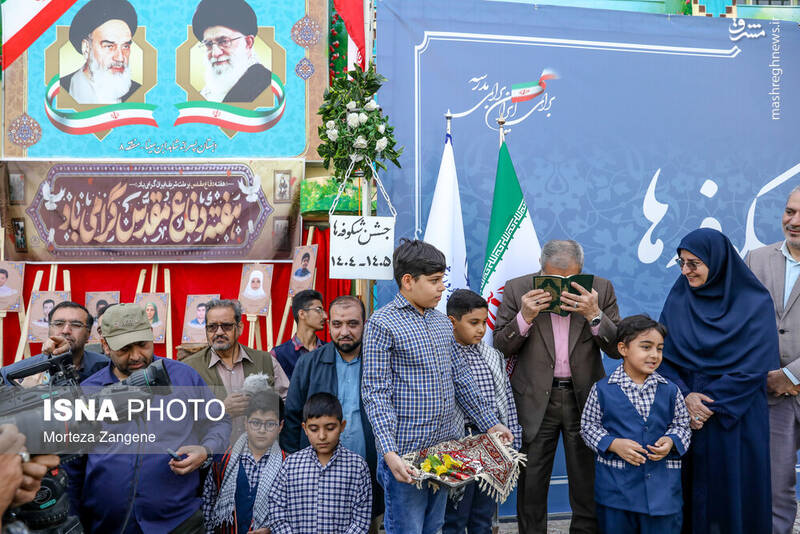 عکس/ نواختن زنگ آغاز سال تحصیلی توسط وزیر در تهران