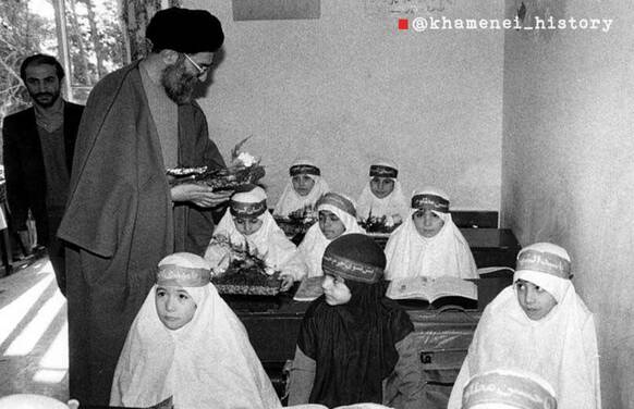تصاویر قدیمی از حضور حضرت آیت‌الله خامنه‌ای در بین دانش ‌آموزان