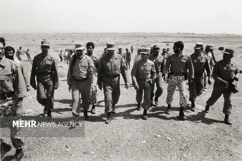 تصاویری ویژه از رهبر معظم انقلاب در دوران دفاع مقدس