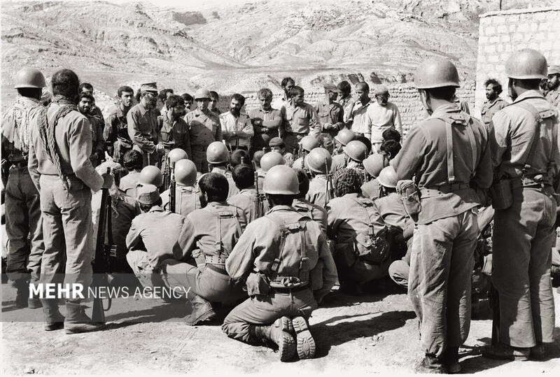 تصاویری ویژه از رهبر معظم انقلاب در دوران دفاع مقدس