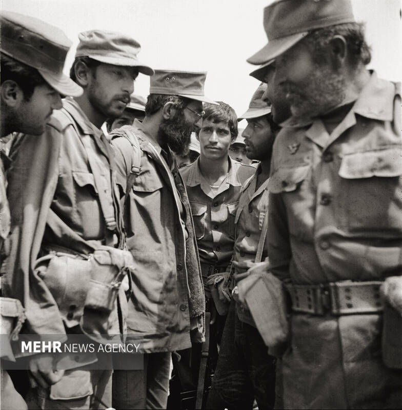 تصاویری ویژه از رهبر معظم انقلاب در دوران دفاع مقدس