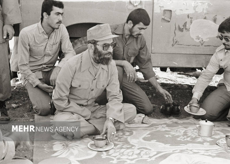 تصاویری ویژه از رهبر معظم انقلاب در دوران دفاع مقدس