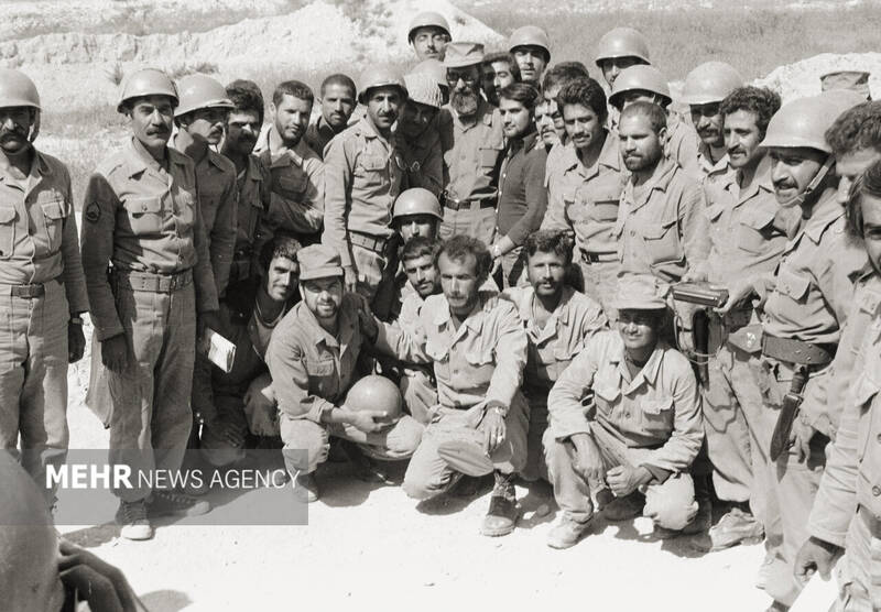تصاویری ویژه از رهبر معظم انقلاب در دوران دفاع مقدس
