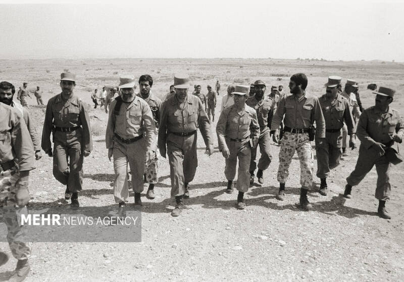 تصاویری ویژه از رهبر معظم انقلاب در دوران دفاع مقدس