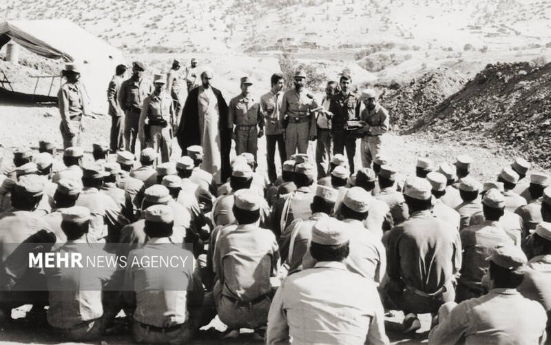 تصاویری ویژه از رهبر معظم انقلاب در دوران دفاع مقدس