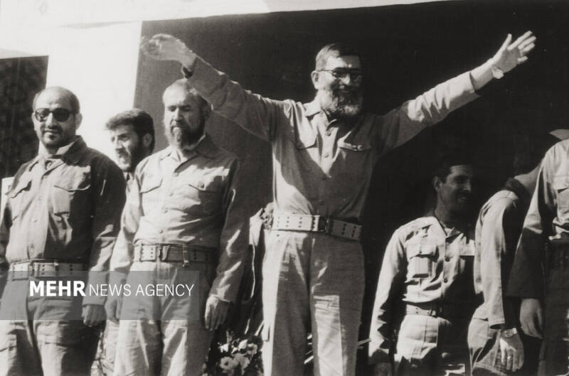 تصاویری ویژه از رهبر معظم انقلاب در دوران دفاع مقدس