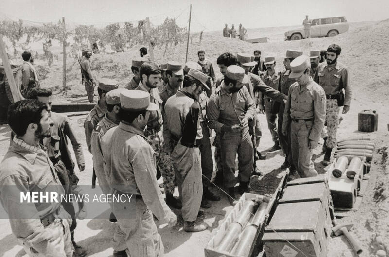 تصاویری ویژه از رهبر معظم انقلاب در دوران دفاع مقدس