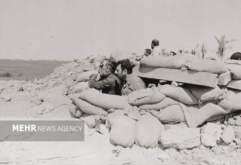 تصاویری ویژه از رهبر معظم انقلاب در دوران دفاع مقدس