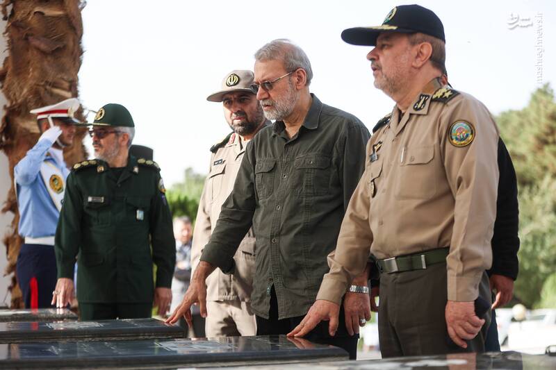 عکس/ بازدید لاریجانی از باغ موزهی ملی انقلاب اسلامی و دفاع مقدس