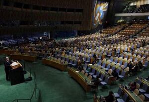 سخنرانی تاریخی در برابر صندلی‌های تاریخی