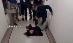 برخورد خشونت‌ آمیز پلیس مهاجرت با زنی در نیویورک
