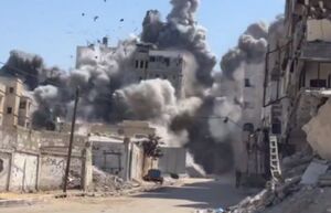 لحظه اصابت موشک به ساختمان مسکونی در اردوگاه الشاطی غزه