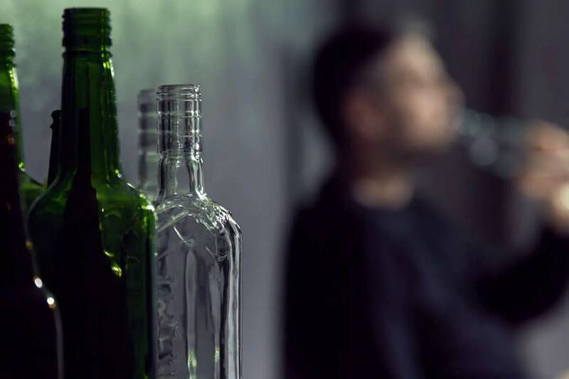 مرگ سالانه ۱۰۰ تا ۱۲۰ نفر در ایران بر اثر مشروبات الکلی تقلبی