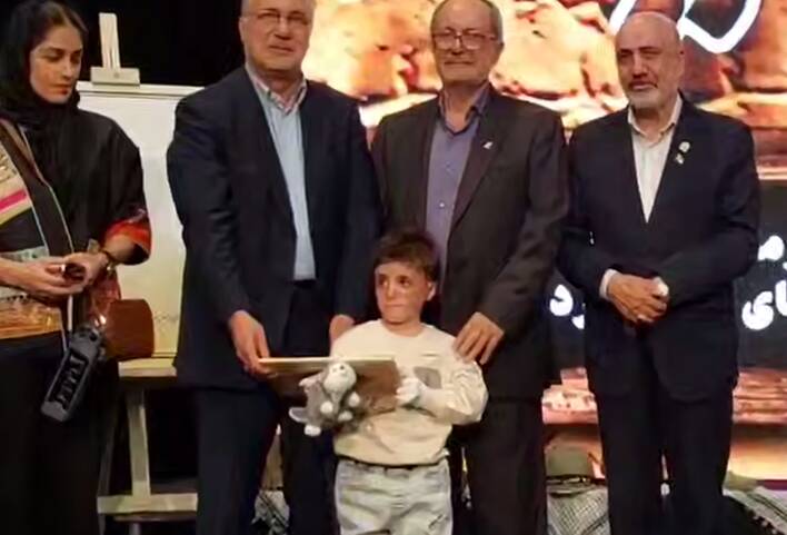 فیلم/ تقدیر از کوچکترین جانباز جنگ ۱۲ روزه