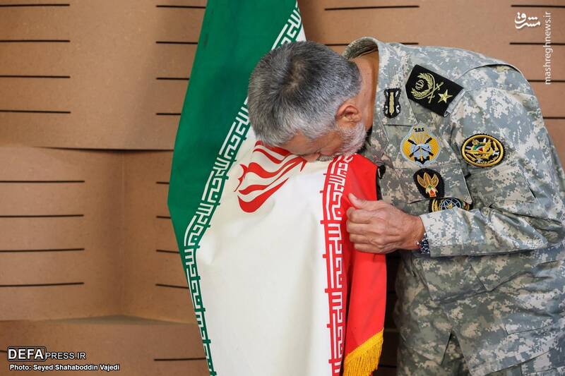 ادای احترام دریادار سیاری به پرچم کشورمان در ویژه‌ برنامه «منور»