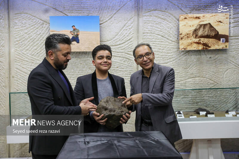 شهاب سنگ سیارکی ایران و خاورمیانه با وزن ۲۱ کیلو ۴۲۰ گرم ظهر امروز دوشنبه ۷ مهر ماه ۱۴۰۴ در موزه شهاب سنگ برج آزادی رونمایی شد. این شهاب سنگ خاص و کمیاب از گروه آکندریت HED نوع اوکریت و جزنادرترین شهاب سنگ های این دسته میباشد قطر این سیارک ۵۲۵ کیلومتر (۳۲۶ مایل) است و چهارمین سیارک کشف شده در منظومه خورشیدی میباشد سطح نسبتاً بزرگ و بسیار نورانی سیارک وستا ۴ باعث‌شده به درخشان ترین سیارک منظومه خورشیدی بدل گردد و در میان سیارک ها تنها سیارک وستا۴ با چشم غیر مسلح قابل رویت است.