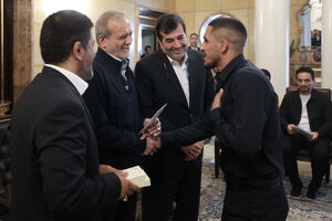 قاب‌هایی زیبا از مراسم تجلیل از کشتی‌گیران توسط رئیس جمهور