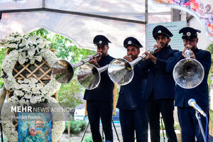 نقاره‌زنی خادمان امام رضا (ع) در مزار استاد فرشچیان