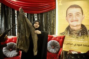 عکس/ بی‌قراری‌های مادر کم سن‌ترین شهید حزب‌الله