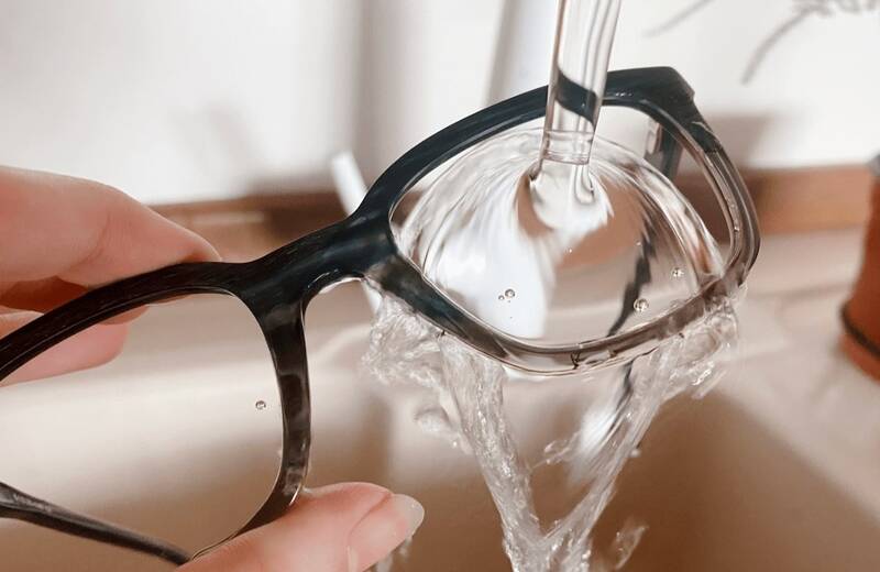 چگونه عینک خود را اصولی تمیز کنیم؟