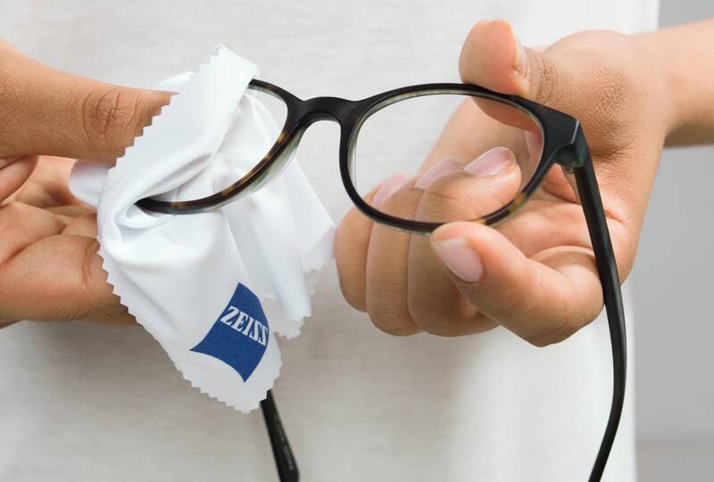 چگونه عینک خود را اصولی تمیز کنیم؟