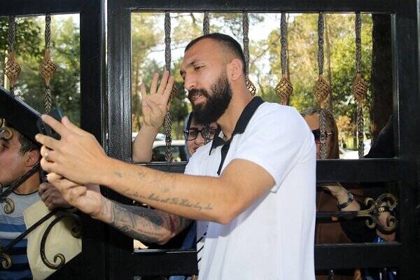 حضور کاپیتان مصدوم استقلال در کنار آبی پوشان