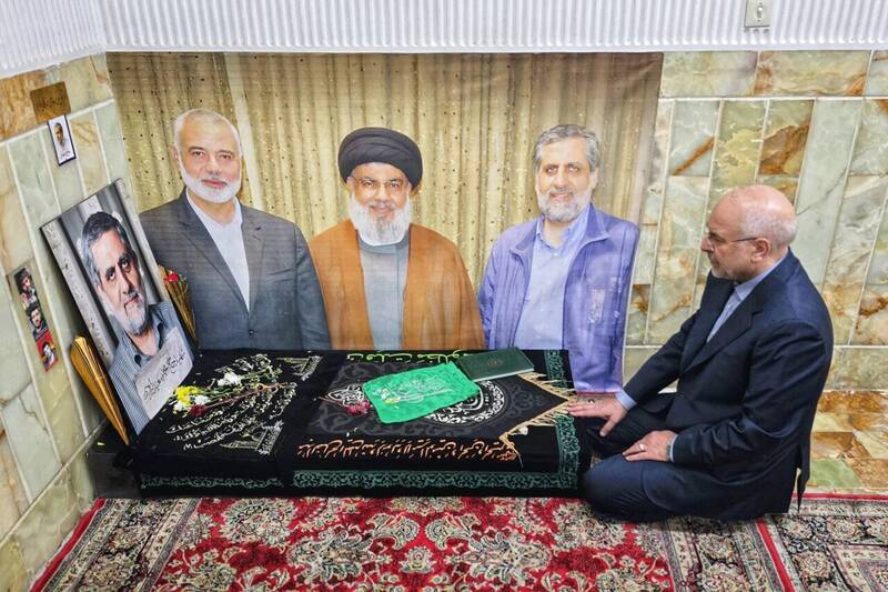 حضور قالیباف بر سر مزار سرلشکر شهید ایزدی+ عکس