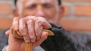 سالمندان حداقل روزی ۶ لیوان آب باید مصرف کنند