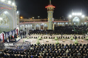 فیلم/ آیین شمع گردانی خادمان در شام رحلت حضرت معصومه(س)