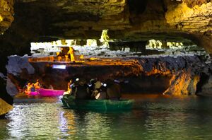 عکس/ گردش در بزرگ‌ترین غار آبی جهان