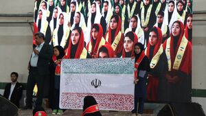 عکس / اثرانگشت هزار دانش آموز یزدی پای پرچم ایران