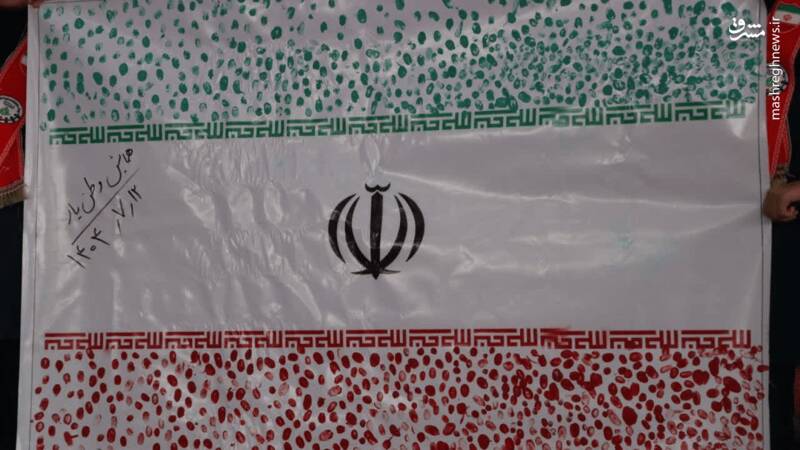 عکس / اثرانگشت هزار دانش آموز یزدی پای پرچم ایران 8