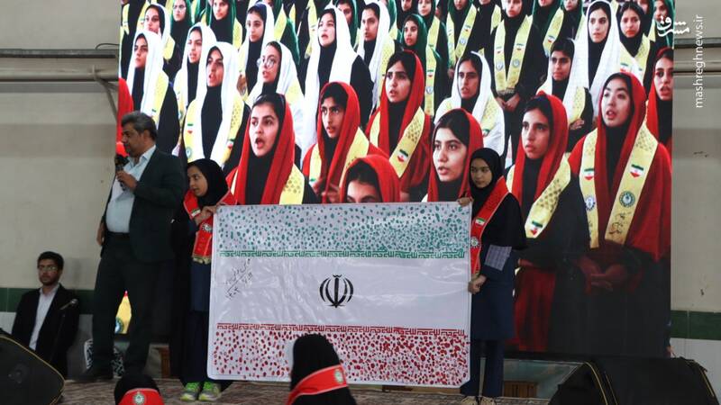 عکس / اثرانگشت هزار دانش آموز یزدی پای پرچم ایران 7
