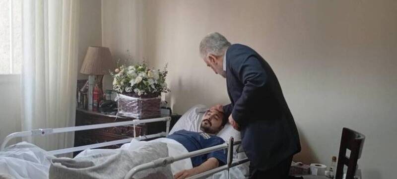 حضور رئیس سازمان زندان‌ها در منزل سرباز جانباز حمله رژیم صهیونیستی