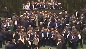 فیلم/ عکس یادگاری نمایندگان مجلس با کشتی‌گیران قهرمان