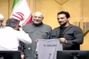 فیلم / اهدای پیراهن تیم ملی کشتی به قالیباف