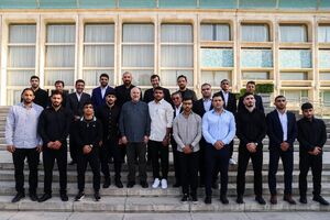 عکس یادگاری مدال‌آوران کشتی آزاد و فرنگی با قالیباف