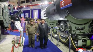 کیم از نسل جدید تسلیحات فوق مدرن کره شمالی رونمایی کرد+ عکس
