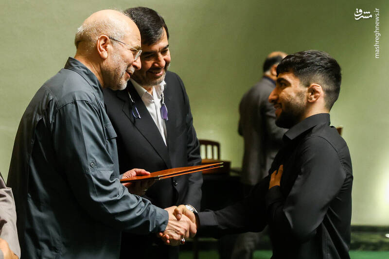 عکس / تجلیل از مدالآوران کشتی در مجلس 30