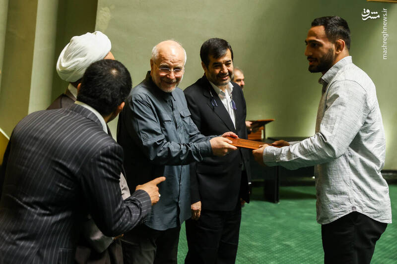 تقدیر از مدال‌آوران کشتی ایران در مجلس / قالیباف: قهرمانان ما در میدان ورزش، سربازان امروزند + عکس و فیلم 3