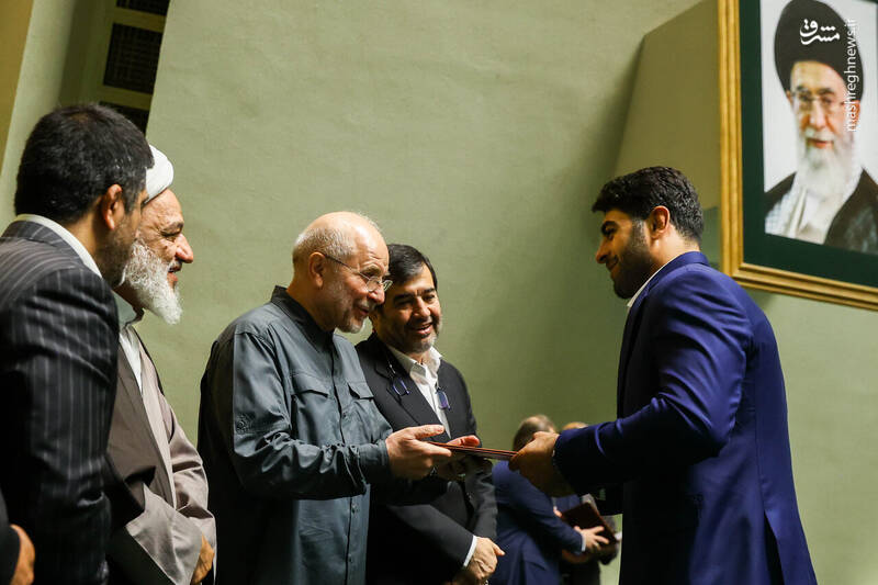 تقدیر از مدال‌آوران کشتی ایران در مجلس / قالیباف: قهرمانان ما در میدان ورزش، سربازان امروزند + عکس و فیلم 5