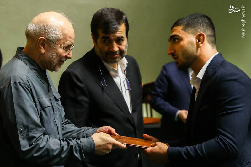 عکس / تجلیل از مدالآوران کشتی در مجلس 25